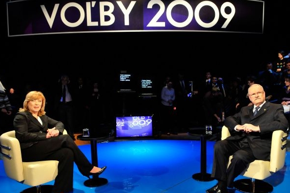Kandidáti druhého kola prezidentských voleb v televizním studiu.